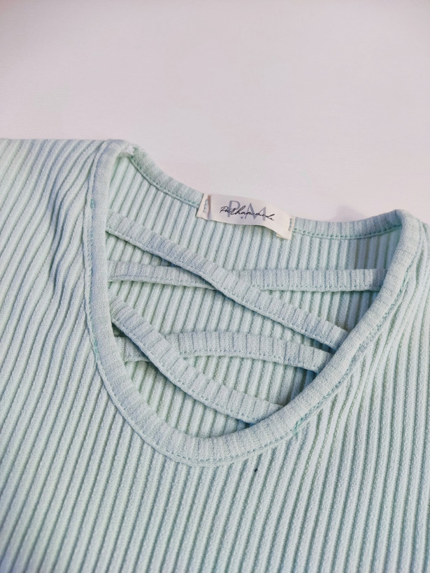 کراپ یقه هفت بند ضربدری - Criss-cross strap V-neck crop
